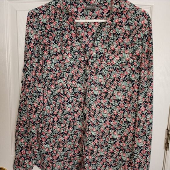 New York & Company M Mlticlrd Buttonup LslvsPockets Floral V-Neck Women's Shirt. - Picture 1 of 9